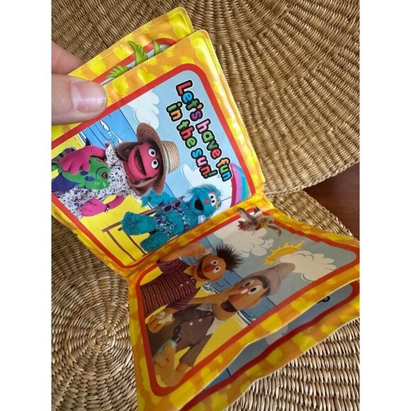 Sesame Street Elmo at the beach book - Picture 6 of 8